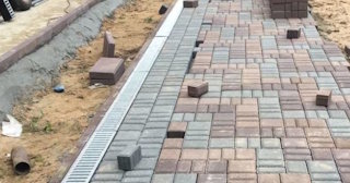 Профессиональная укладка плитки на улице в Соли-Илецке в октябре